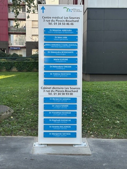 Fabrication et pose totem centre médical Plessis Bouchard (95) image 2