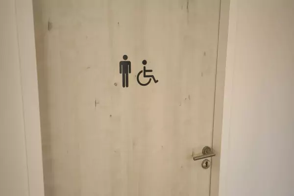 Pose signalétique pour la fondation Léonie Chaptal à Sarcelles image 2