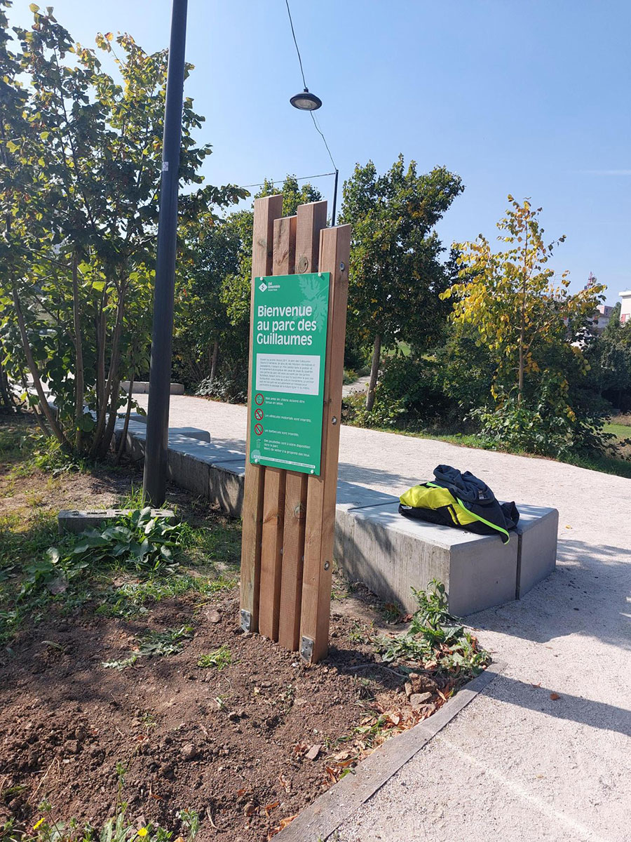 Totem Signalétique pour vos parcs et jardins - Création & installation de totems signalétique au parc des guillaumes – noisy-le-sec 